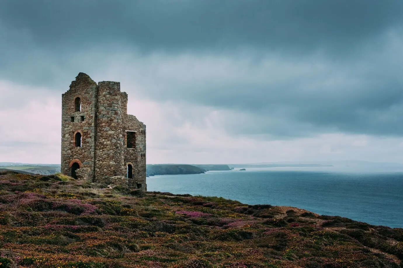 Schöne Aussicht auf die Küste Cornwalls und eine alte Zinnmine in England, UK, nahe dem St Agnes Beacon.